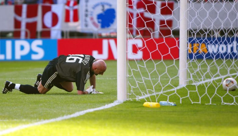 Eliminación de Francia en Corea-Japón 2002: la selección gala llegaba al torneo como campeón mundial vigente y flamante campeón de la Eurocopa. No obstante, hizo la peor campaña que un campeón del mundo ha hecho en un mundial de fútbol. Tras perder con Senegal, empatar 0-0 con Uruguay y caer derrotado ante Dinamarca, Zidane, Barthes y compañía volvieron a París sin haber marcado un solo gol.