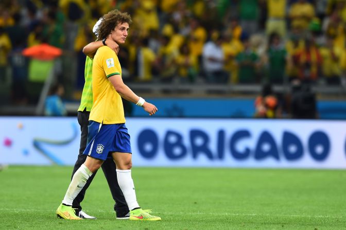 Alemania 7-1 Brasil: La lógica rezaba que Brasil debía ser campeón del mundial que organizaba en su país, pero la lógica en el fútbol no (siempre) existe. Belo Horizonte, 8 de julio, semifinales del mundial Brasil 2014: los anfitriones obtienen su peor resultado en la historia de los mundiales y quedan fuera del torneo. Alemania, la futura campeona de la justa, los humilla 7-1. La maldición sigue en pie: Brasil no puede salir campeón en su propio país.