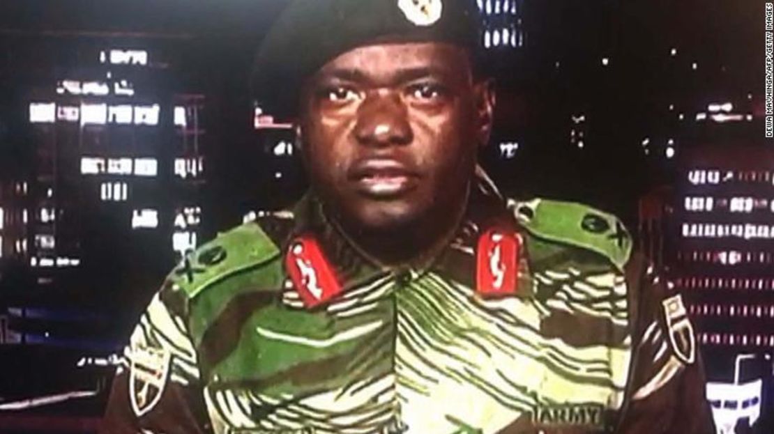 El mayor general S.B. Moyo lee una declaración en la televisión estatal de Harare.
