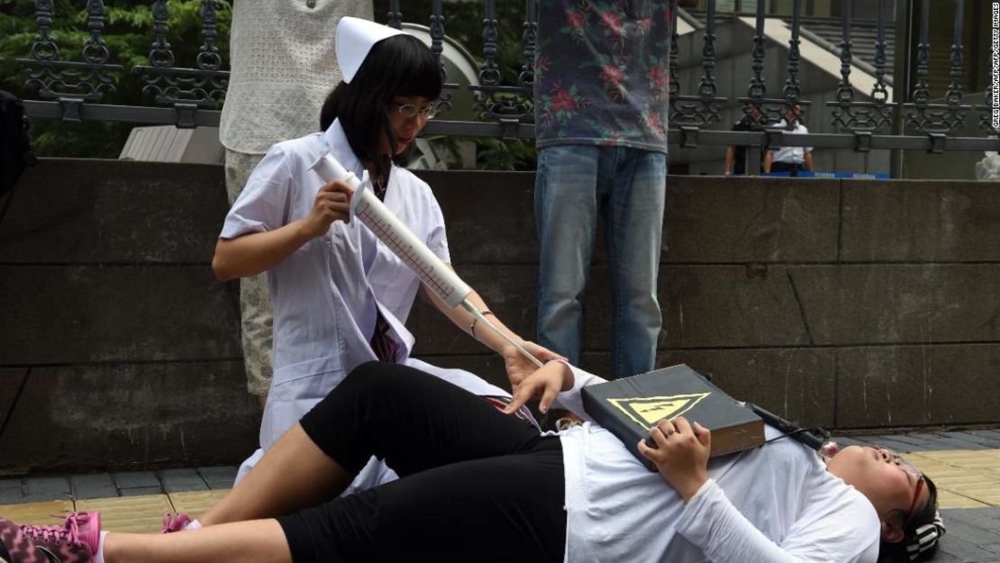 Activistas protestan contra las llamadas terapias de conversión a las afueras de una corte en Beijing en julio de 2014.