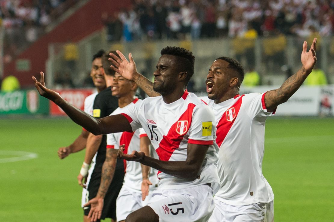 Ramos celebra su gol con el autor del primero,Farán. Son los héroes de Perú