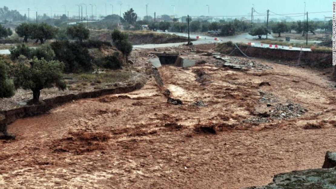 Esta fotografía muestra los daños e inundaciones en Mandra, al noroeste de Atenas, el 15 de noviembre de 2017, después de fuertes lluvias en el agua.