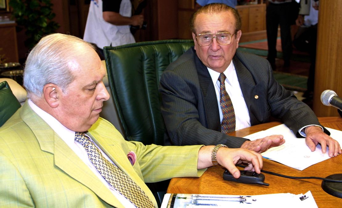 En esta imagen aparecen el expresidente de la Conmebol Eduardo de Luca (izquierda) junto a Nicolás Leoz, en Asunción Paraguay en diciembre de 2001.