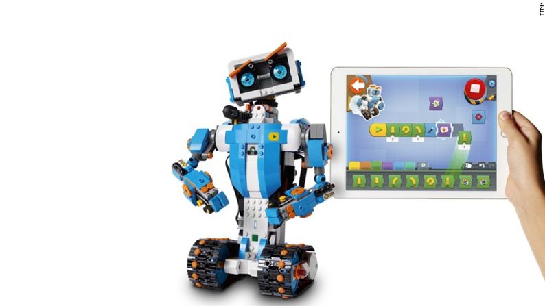 3. Lego Boost: el kit de Lego Boost Koolbox viene con todo lo necesario para construir cinco robots diferentes. Junto con más de 800 piezas de Lego, incluye un motor y un sensor de luz. Precio: 160 dólares.