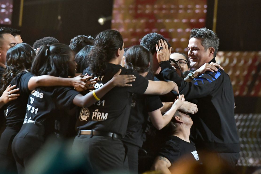 La "Persona del Año" de los Latin Grammy, Alejandro Sanz, interpreta "Corazón Partío" junto a 30 "soñadores" durante la ceremonia de la decimoctava entrega de los Latin Grammy.