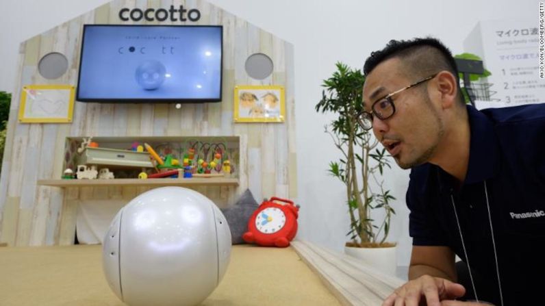 Una niñera electrónica — Cocotto es considerado como el socio perfecto de cuidado infantil. Este androide de Panasonic con forma de bola de boliche puede decirles a los niños somnolientos que vayan a dormir, puede descargar canciones y ayudarlos con su desarrollo educativo.