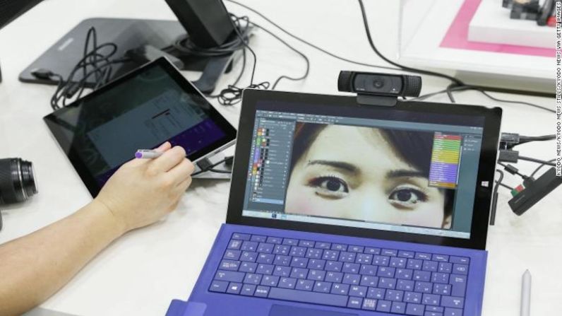 La herramienta de diseño de maquillaje de Panasonic presenta un software de edición que, en modo de simulación de video, utiliza un video en vivo como lienzo. Los usuarios pueden aplicar maquillaje en su imagen, obteniendo una proyección realista de su cambio de imagen.