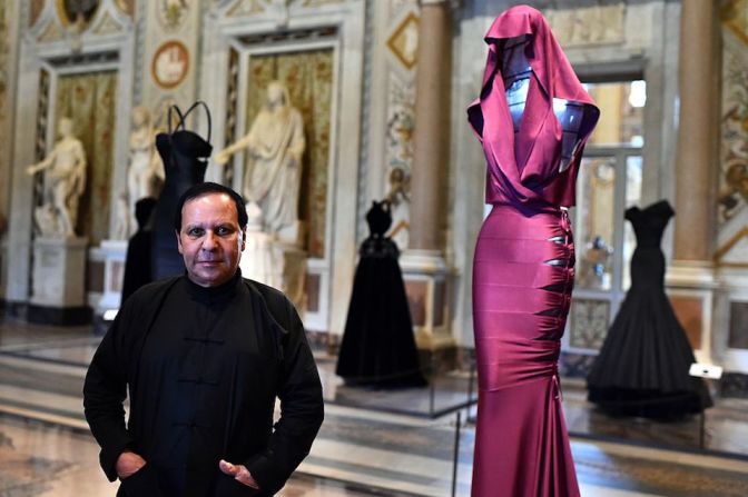 El diseñador de modas Azzedine Alaïa falleció el 18 de noviembre en París a los 77 años.