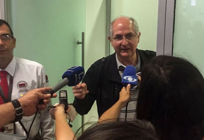 El alcalde metropolitano de Caracas y líder de la oposición de Venezuela, Antonio Ledezma, se escapó del país la madrugada del viernes. Ledezma entró a Colombia por la ciudad fronteriza de Cúcuta, según fuentes del gobierno colombiano. En la imagen, Ledezma en el aeropuerto de Cúcuta.