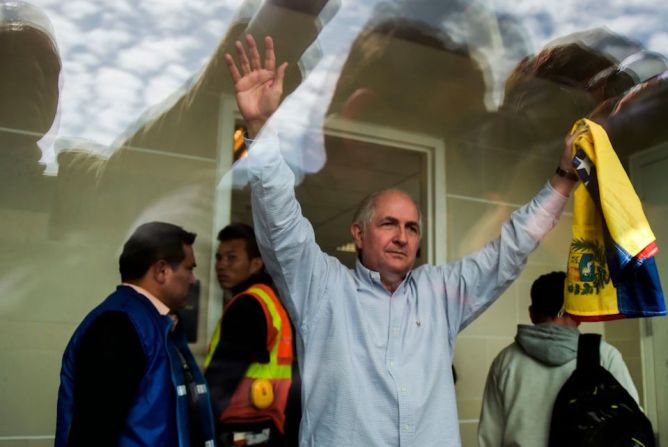 Ledezma, quien ingresó a Colombia con su pasaporte, viajó después a Bogotá. Aquí se ve al alcalde en el aeropuerto bogotano de El Dorado.