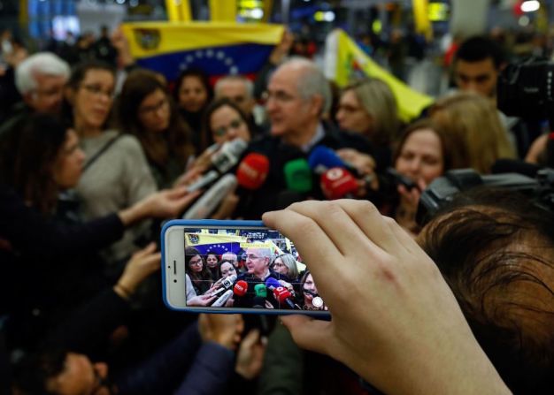 Fue puesto bajo arresto domiciliario debido a su estado de salud. En agosto de 2017 fue brevemente llevado a prisión por un "inminente plan de fuga" y regresado a su hogar unos días después. En la imagen, Ledezma al llegar a Madrid.