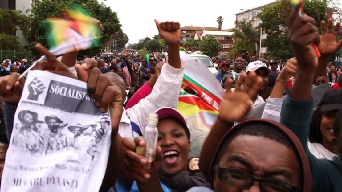 Una multitud marchó el sábado para pedir la salida del presidente Robert Mugabe.