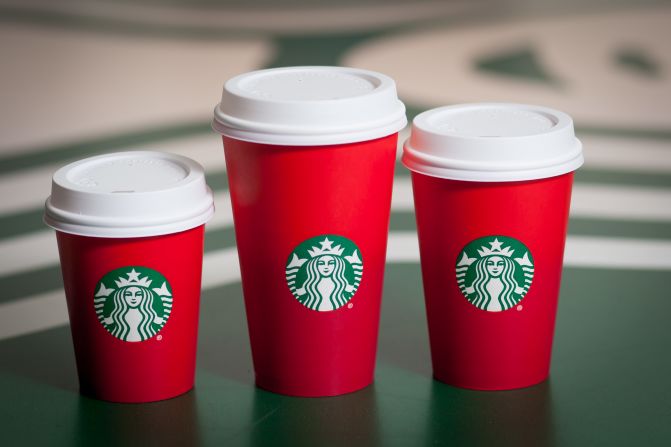 Los diseños de 2015 fueron de color rojo, pero no tenían adornos temáticos de invierno o de Navidad, que fueron parte esencial de estos vasos navideños de Starbucks desde que se estrenaron en 1997.