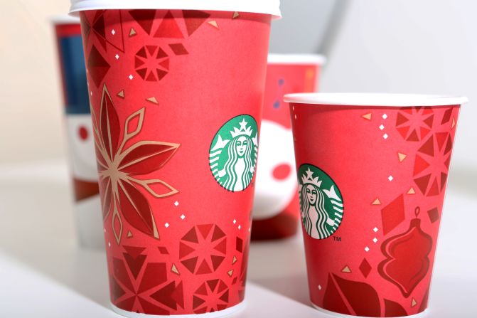 Rojo, dorado y un toque de blanco, los vasos navideños de Starbucks de 2013 incluyeron adornos de árboles de Navidad, copos de nieve y estrellas.