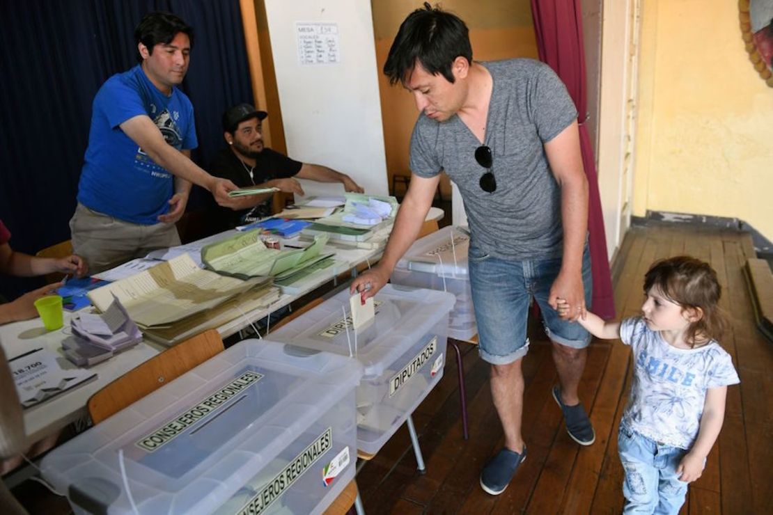 Un hombre vota en Santiago de Chile.