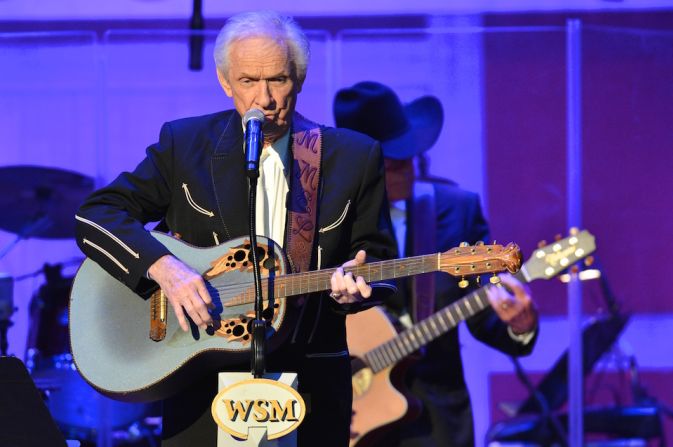 La leyenda de la música country Mel Tillis, falleció el domingo 19 de noviembre a la edad de 85 años por problemas respiratorios.