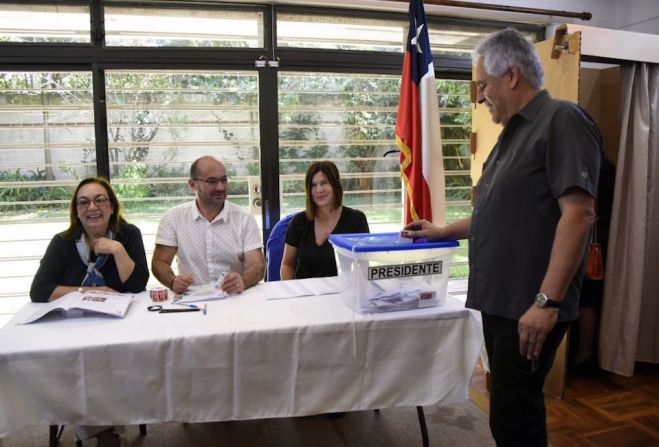 Un hombre emite su voto en la embajada de Chile en Guatemala. Para el voto en el extranjero se han dispuesto 110 locales de votación con 162 mesas receptoras de sufragios.