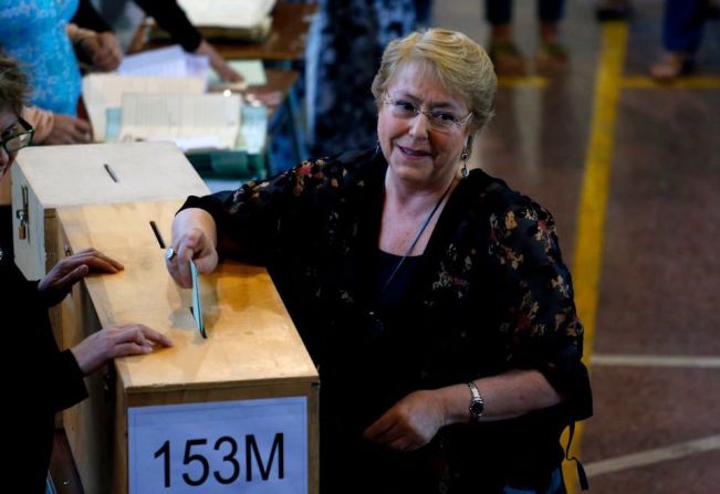 La presidenta saliente de Chile, Michelle Bachelet, vota en Santiago. Bachelet llamó a los chilenos a ejercer su derecho al voto.