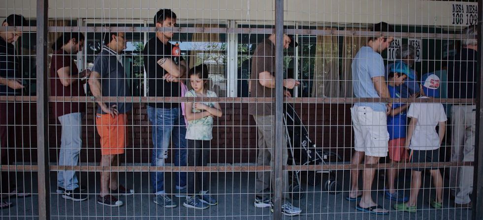 Filas de votantes en Chile. El voto es voluntario en el país.