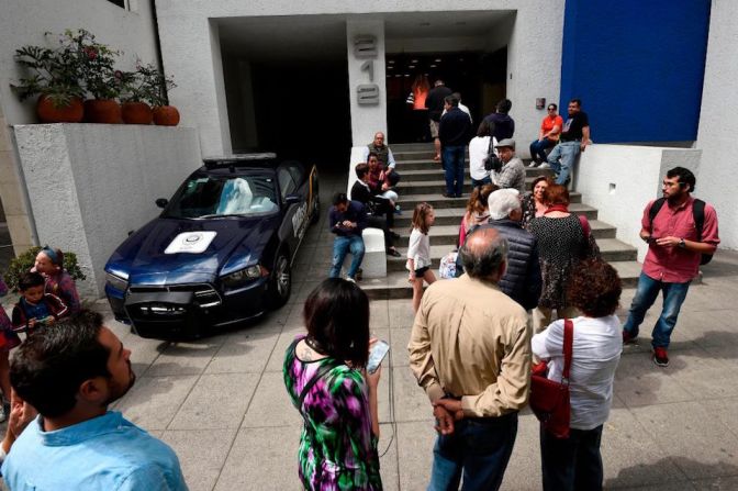 Filas de chilenos para votar en la embajada de Chile en México. Los países con mayor número de chilenos registrados para votar en el exterior son Argentina (7.500), Estados Unidos (5.300), España (3.100) y Canadá (2.580).