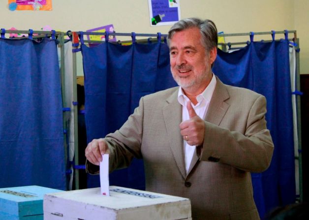 El candidato presidencial Alejandro Guillier emite su voto en Antofagasta. En caso de que ninguno de los candidatos obtenga el 50% más uno de los votos, se realizará una segunda vuelta el próximo domingo 17 de diciembre.