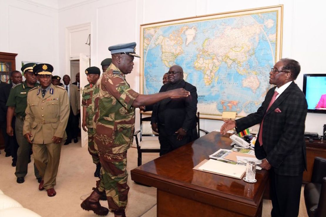 Robert Mugabe se reunió con los líderes de las fuerzas de seguridad de Zimbabwe este domingo 19 de noviembre.