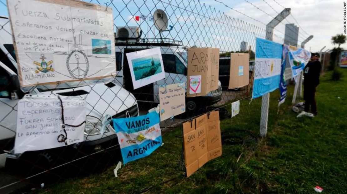 Mensajes de apoyo a la tripulación del San Juan cuelgan en una cerca de la base naval de Mar del Plata, Argentina.