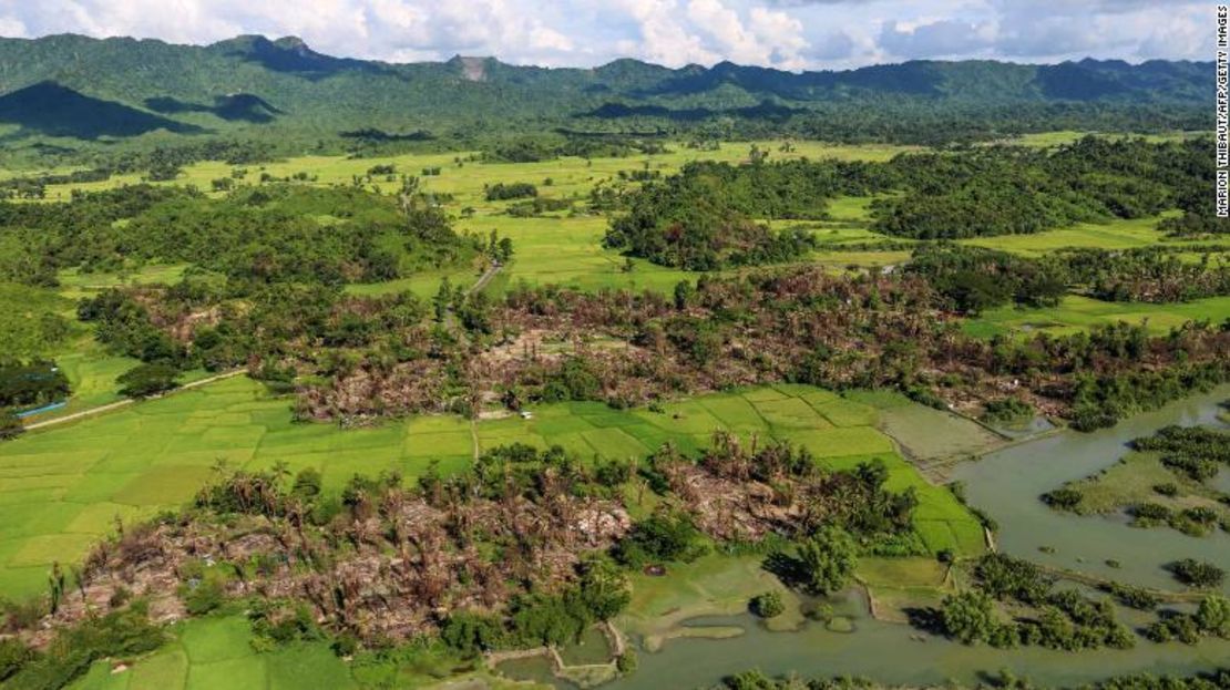 Esta foto tomada el 10 de octubre muestra los restos de aldeas quemadas cerca de Maungdaw en el estado de Rakhine Norte.