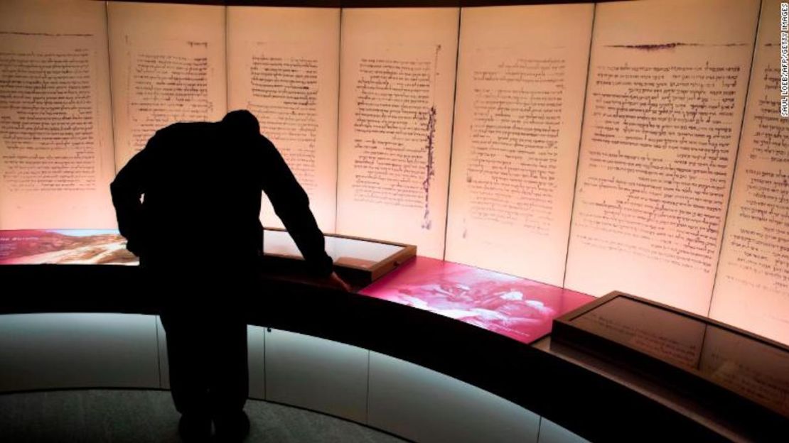 Un visitante observa una exhibición sobre los Manuscritos del Mar Muerto durante una presentación en los medios del nuevo Museo de la Biblia.