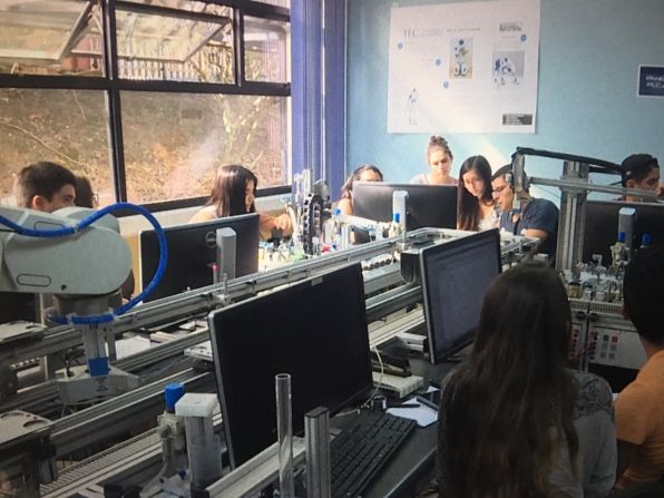 Según investigadores de INCAE, el número de hombres estudiantes de Ingeniería en América Latina triplica la cifra de mujeres y de cada cuatro empresarios, solo uno es mujer