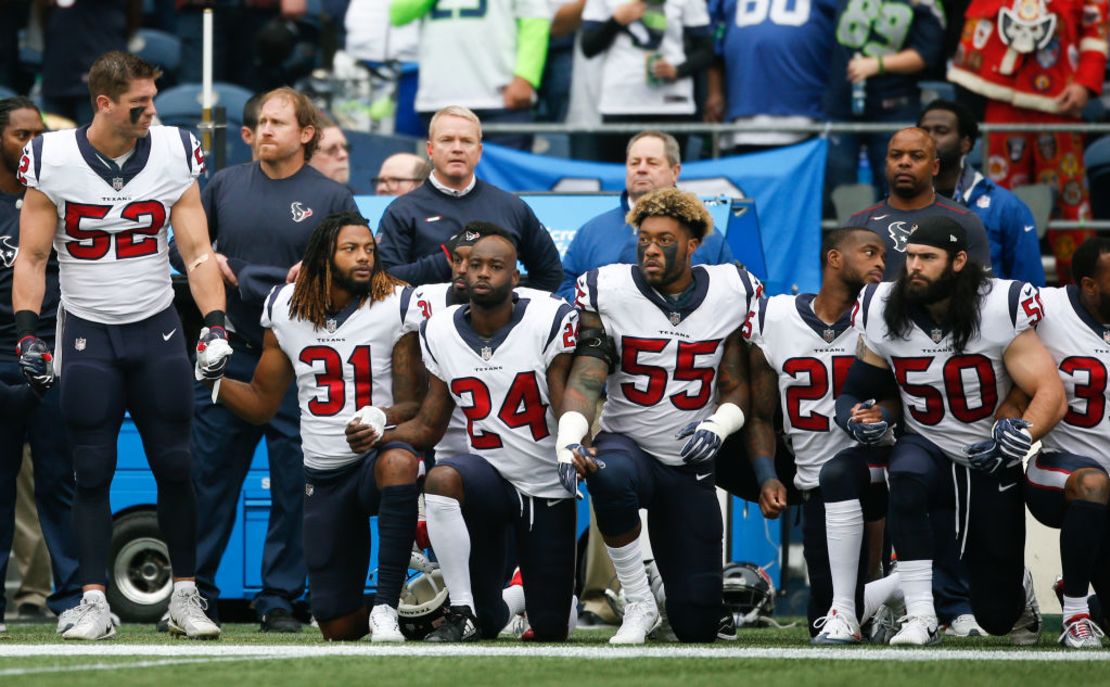 Jugadores de los Houston Texans se arrodillaron antes del juego contra los Seahawks de Seattle en el CenturyLink Field, el 29 de octubre de 2017, protestando contra la brutalidad policial y el racismo.