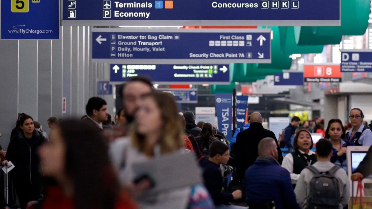 CNNE 468826 - congestionamiento aeropuertos transporte trenes accion dia gracias