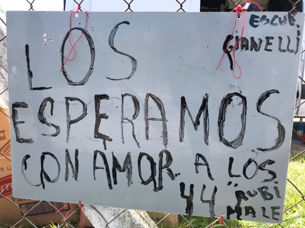 "Los esperamos con amor a los 44", dice un cartel escrito a mano colgado en una cerca en la base naval de Mar del Plata, Argentina, donde los familiares de los 44 tripulantes del submarino ARA San Juan, desparecido el 15 de noviembre, esperan noticias del navío.