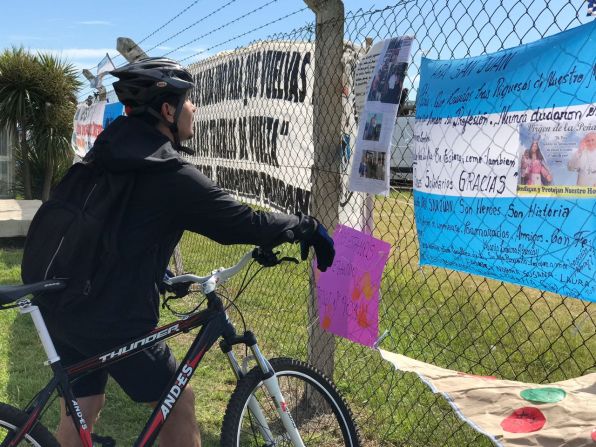 Una mujer se acerca a leer los mensajes para la tripulación de 44, incluida la primera mujer submarina del país.