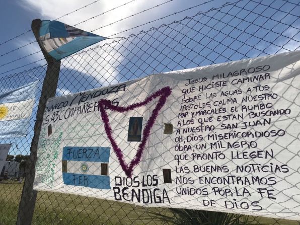 Mensajes de apoyo y fuerza a los tripulantes se han acumulado en la base naval Mar del Plata.