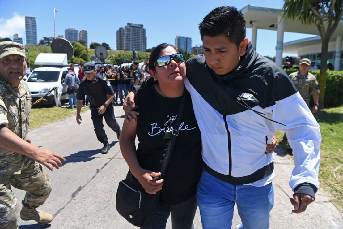 Elena Alfaro (a la izquierda), familiar de Cristian David Ibáñez, uno de los submarinistas desaparecidos, llega a la Base Naval de Mar del Plata este jueves 23 de noviembre.