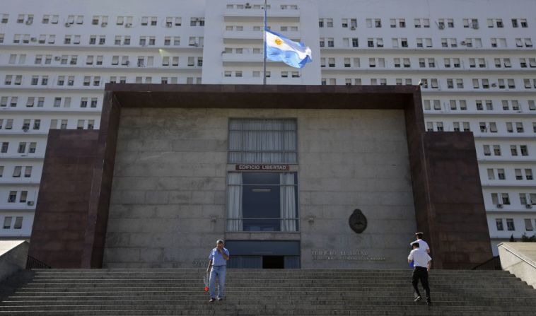 La bandera de Argentina ondea a media asta en las instalaciones de la Armada Argentina, tras la conferencia de prensa del portavoz Enrique Balbi sobre la explosión relacionada con el submarino que desapareció hace unas semanas.