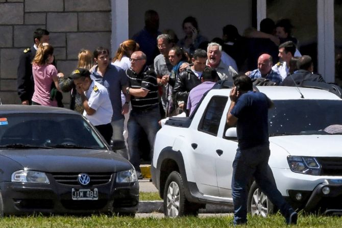 Familiares y colegas de los 44 miembros de la tripulación que iban en el submarino expresaron sus condolencias en la base de la Armada en Mar del Plata, en la costa atlántica al sur de Buenos Aires, el 23 de noviembre de 2017.