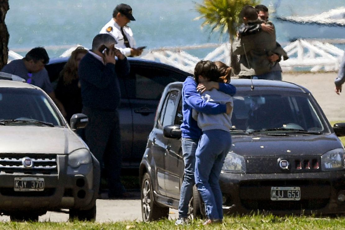 En Mar del Plata los familiares de la tripulación reaccionaron indignados a la noticia, pues afirman que les ocultaron la información.