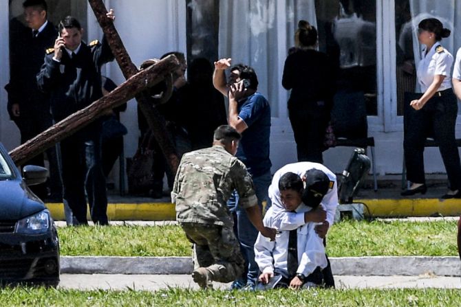 En la base naval se presentaron escenas desgarradoras: ante la noticia los familiares rompieron a llorar y algunos se lanzaron al piso.