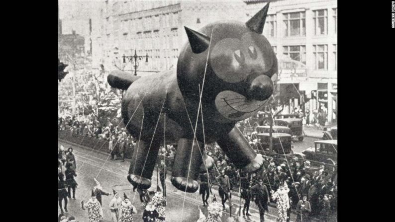 Félix el Gato (1927): este personaje fue uno de los primeros globos gigantes que apareció en el Desfile del Día de Acción de Gracias de Macy's. El desfile en la ciudad de Nueva York, una tradición tan festiva como los debates sobre pavos, fútbol americano y cenas familiares, comenzó en 1924. Los globos aparecieron por primera vez en 1927, reemplazando a los animales vivos del Zoológico de Central Park. En 1929, los globos estaban equipados con válvulas de seguridad que permitían que el helio se filtrara lentamente. Los globos flotarían durante unos días y aterrizarían en algún lugar con etiquetas especiales adjuntas. Si los espectadores tuvieran la suerte de encontrar los globos, recibirían un regalo especial de Macy's. Esta costumbre duró unos años. Hoy en día, los globos se desinflan una vez culminado del desfile.