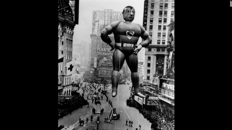 Superman (1939): ¡Es un pájaro! ¡Es un avión! No, es una broma típica asociada con el globo de Superman que debutó en 1939. Este personaje ha adornado el desfile con tres versiones diferentes de sí mismo, también en 1966 y en 1980. La tercera versión es el globo más grande en la historia del desfile (31,6 metros).