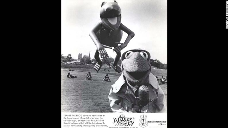 La Rana René (1977): una publicidad de 'Plaza Sésamo' ("Muppet Show", en inglés) promociona el lanzamiento del globo de la Rana René o Kermit, en 1977.