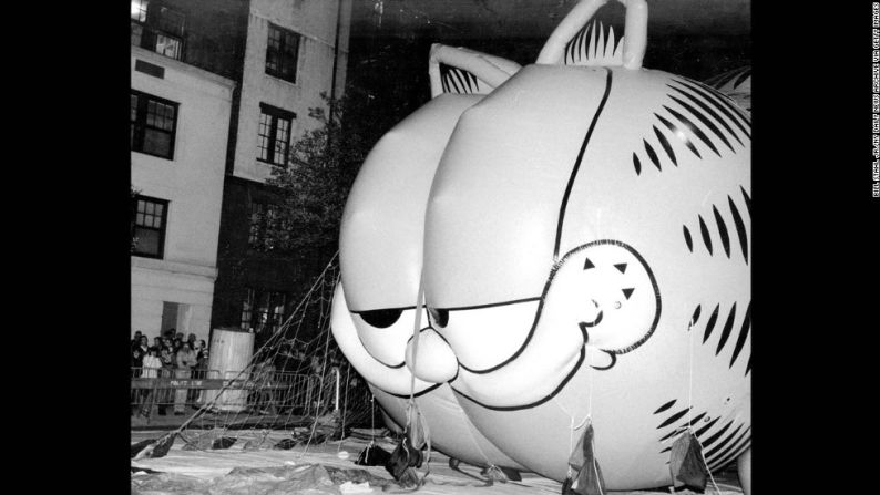 Garfield (1984): la sonrisa soñolienta de Garfield crece más y más a medida que los técnicos bombean helio en el globo gigante.