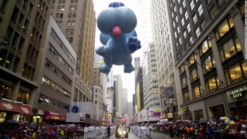 Blue (1999): el perro del programa "Blue's Clues" flota alto sobre el desfile.