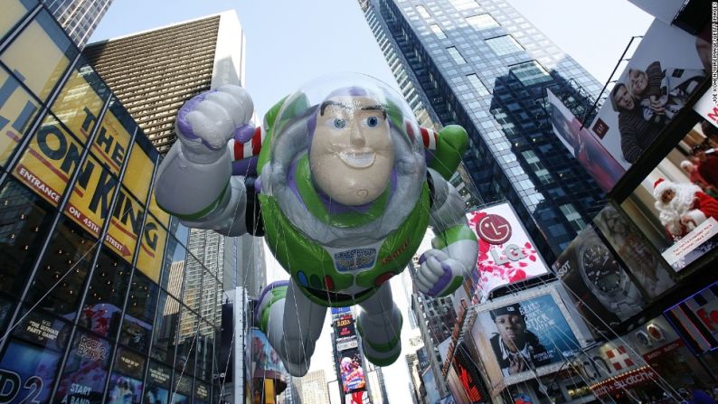 Buzz Lightyear (2008): uno de los personajes más queridos de la saga "Toy Story" flota por Broadway en 2008.