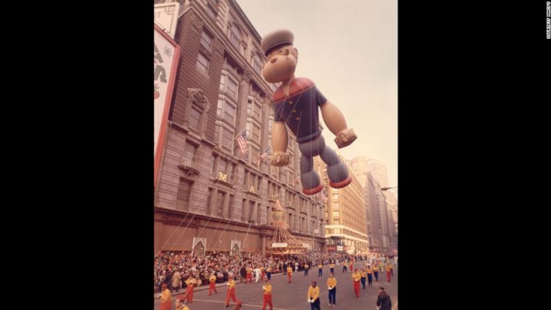 Popeye (1957): el debut del marino animado estuvo marcado por una fuerte lluvia en 1957. El marinero que consumía espinacas fue construido con una hendidura en la parte superior de su sombrero. Durante el desfile, el aguacero llenó su gorra con galones de agua y lo hizo girar sobre la multitud, donde arrojó agua fría sobre los espectadores sorprendidos.