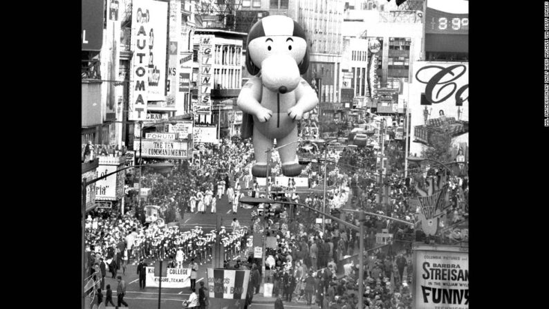 Snoopy (1968): ocho versiones diferentes del personaje de Snoopy han aparecido en el desfile, siendo el primero el Snoopy Aviador, en 1968.