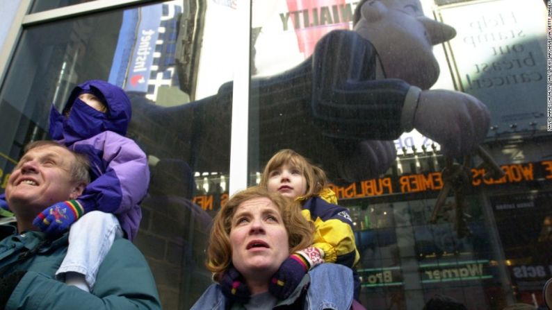 Jeeves (2000): el globo de Ask Jeeves arroja un reflejo en una ventana de Times Square. Jeeves era la mascota del buscador Ask.com, conocido entonces como Ask Jeeves.