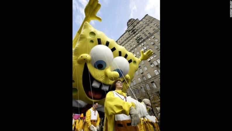 Bob Esponja (2004): este personaje dejó su casa de piña en el mar para asistir a su primer desfile de Macy's este año.